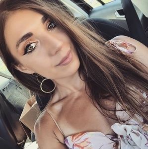 Meet your Posher, Daniella